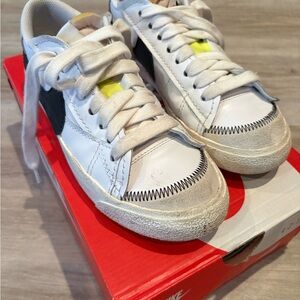 Nike White and Black low blazers with stitches